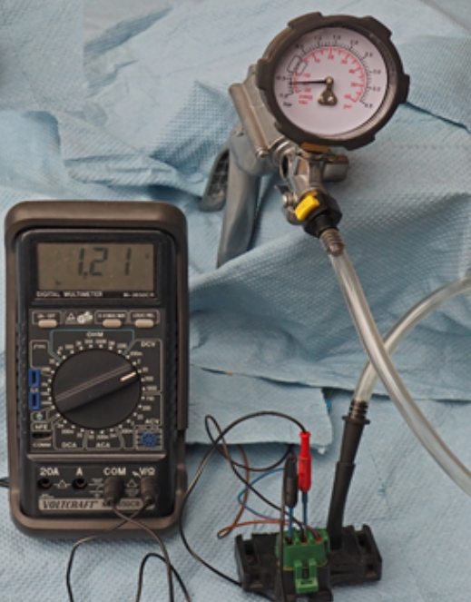 Изображение 2: Измерение сигнального напряжения на датчике давления впускного коллектора
бензинового двигателя без турбонаддува. При
давлении вакуума -0,6 бар (абсолютное 0,4 бар) 
сигнальное напряжение составит 1,21 В