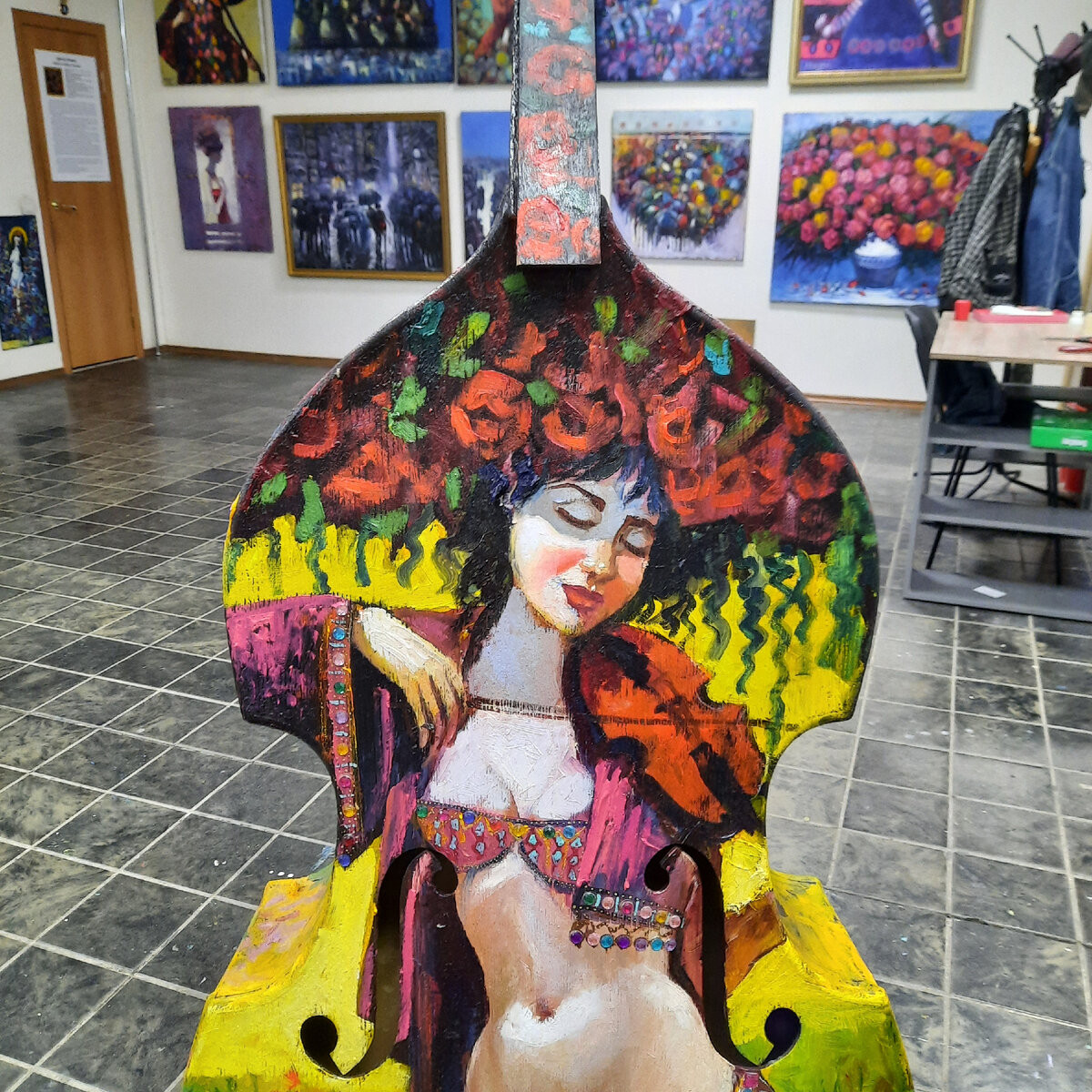 Изображение чуть поближе. К сожалению, я не догадалась снять крупным планом объемные стразы, которые украшают костюм девушки, на свету они эффектно играют гранями.