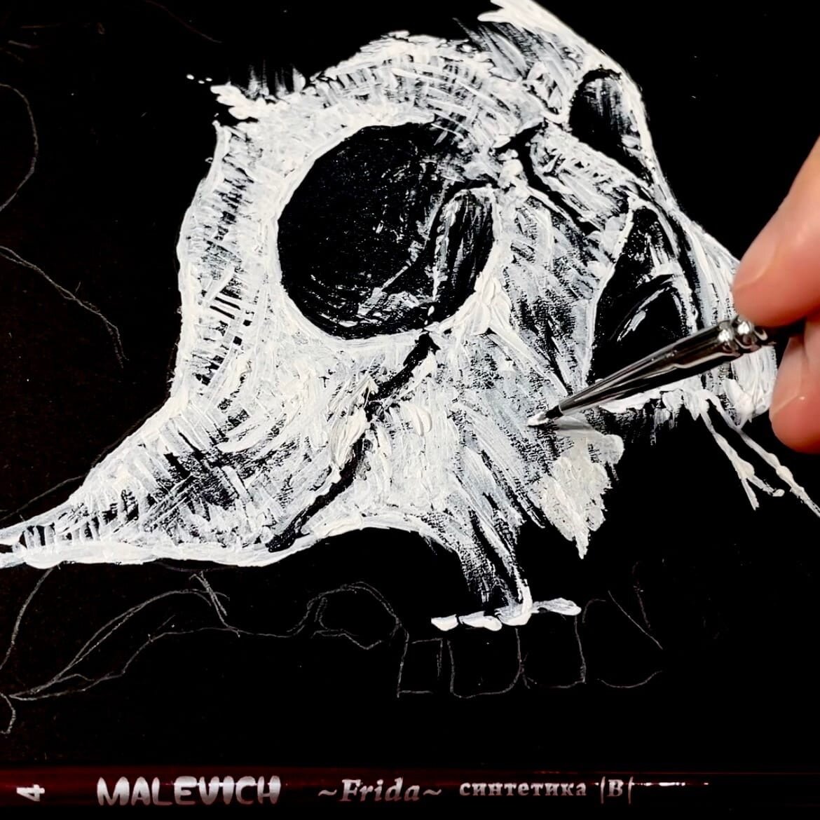 Процесс работы краской Малевичъ Matisso белого цвета по бумаге чёрного цвета.