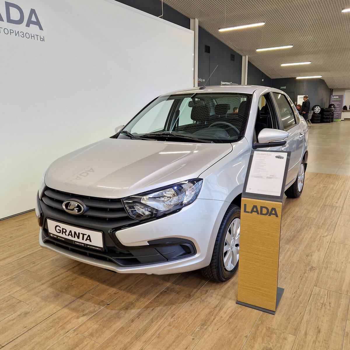 Обратите внимание, с автомобиля пропали хромированные элементы экстерьера.