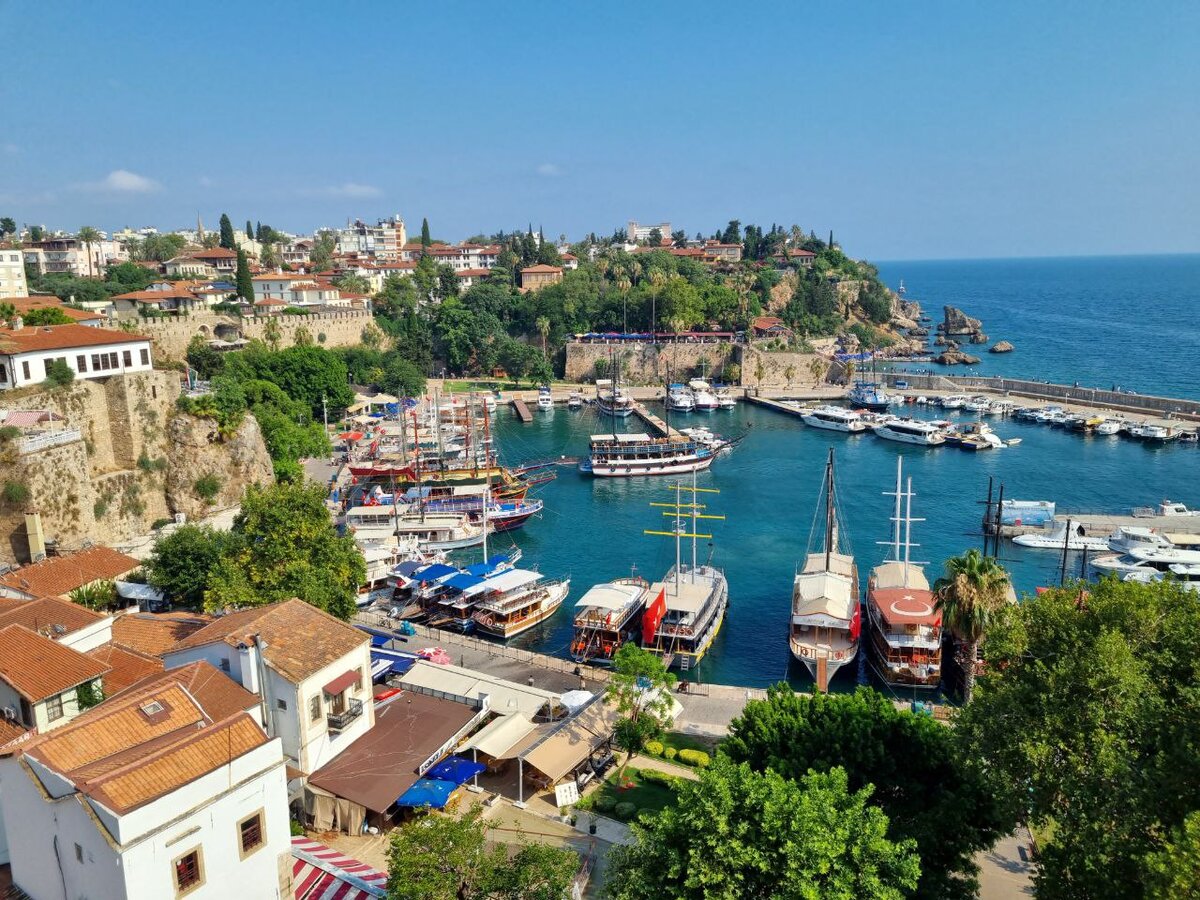 вид со смотровой площадки на гавань 