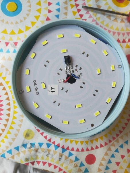 Снимаем легким движением крышку светорассеивателя, немного нажимая на нее по краям. Это плата со светодиодами. Черный-это видно ИК-приемник для пульта