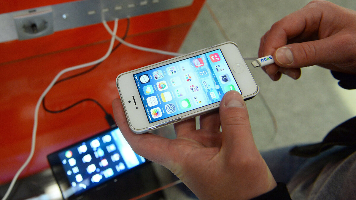    Зарядная станция для мобильных гаджетов© РИА Новости . Евгения Новоженина