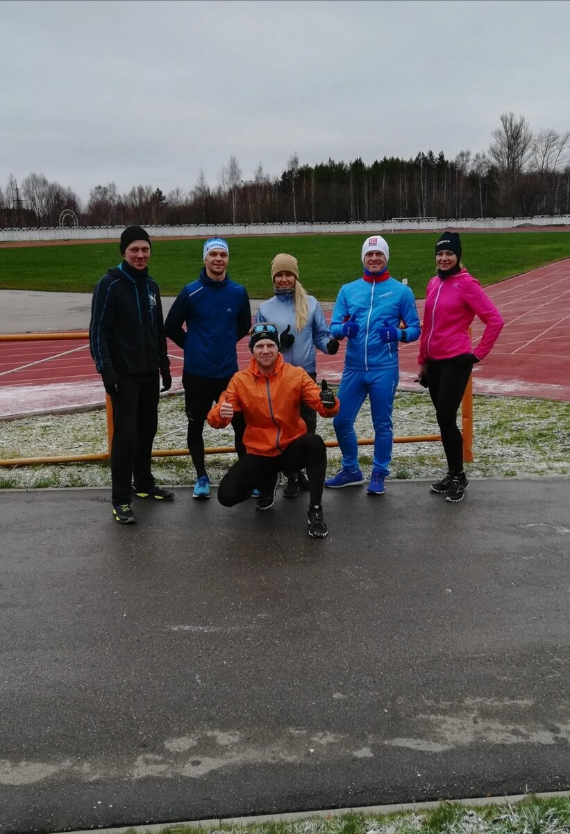 Первые тренировки Kstovorunning. Саша, Олег, Юля, Рома, Ира и я внизу😊