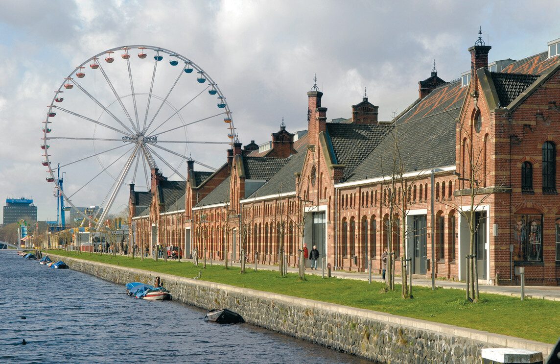 Основной комплекс зданий на территории парка, условно называемый The Village