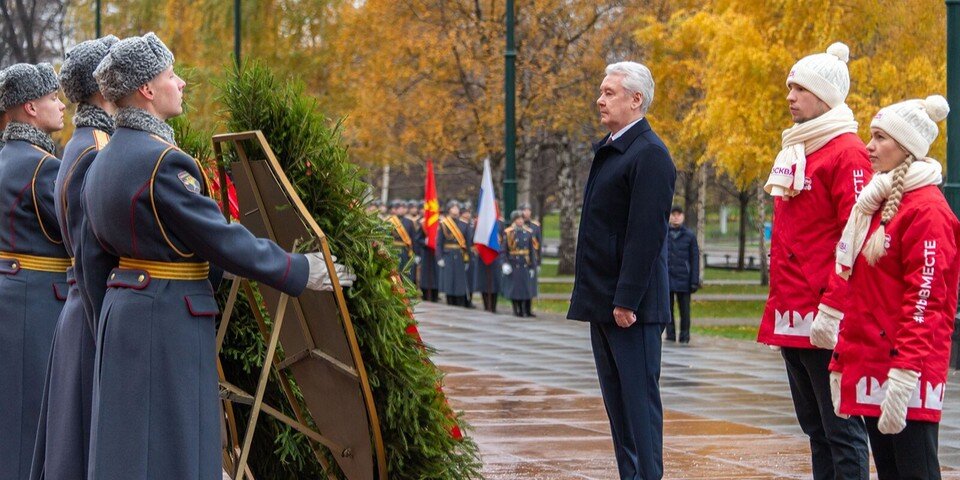     Мэр Москвы Сергей Собянин возложил венок к Могиле Неизвестного Солдата в День воинской славы. Фото: Пресс-служба Мэра и Правительства Москвы