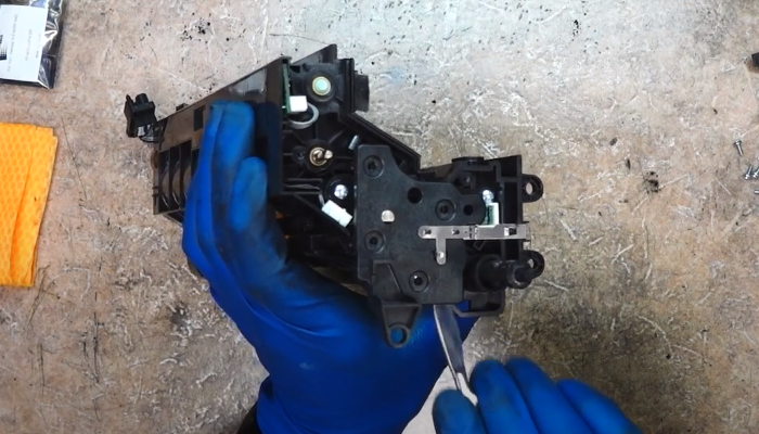 Фото 46. Снимаем белую планку со светодиодом