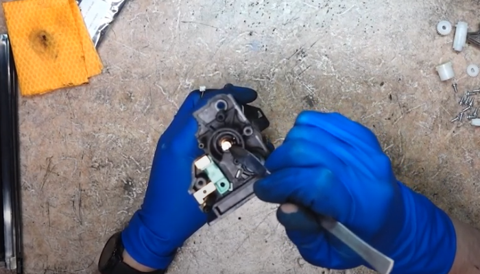 Фото 112. Устанавливаем крышку, защёлкивая ее на фиксаторы