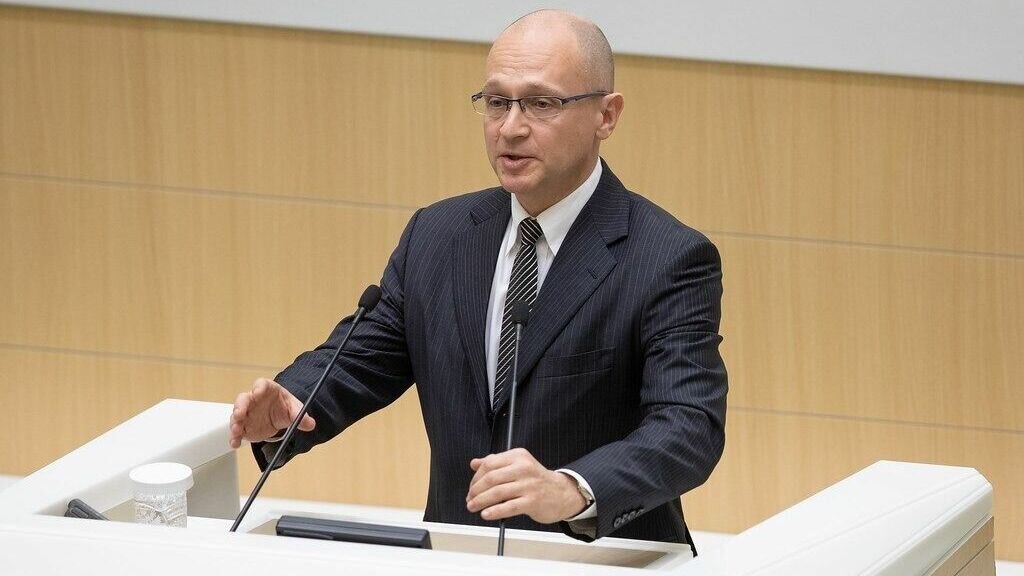     На заседании почетного жюри просветительской премии "Знание" первый замруководителя Администрации Президента РФ Сергей Кириенко поблагодарил лекторов общества "Знание" за их работу в Донбассе.