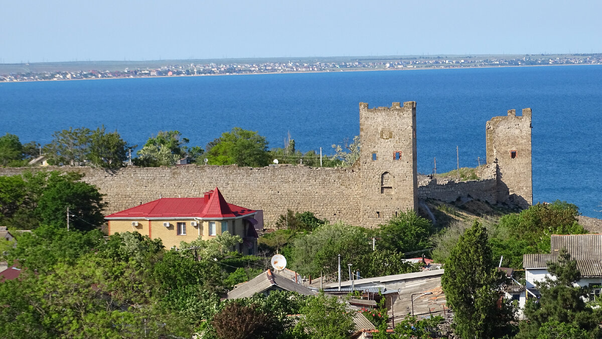 Древние стены уживаются с новостройками. 