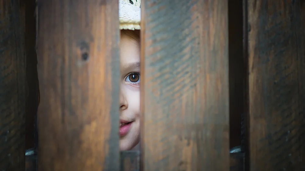 девочка и ее щель. женщина заглядывает в дверь. девочка и ее щель. девочка заглядывает в дверь. любопытная девушка.