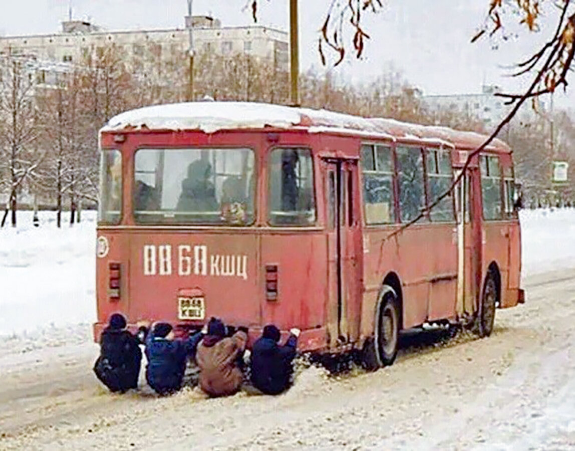 Это были лихие 90-е, мы развлекались, как могли. Опасные шалости. Покатушки  мальчишек с зацепом за автобус | Степан Корольков~Хранитель маяка | Дзен