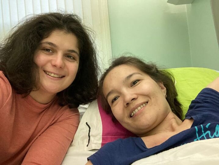 Екатерина Доровских с помощником президента "Метелицы" Рузанной Чернаковой перед операцией