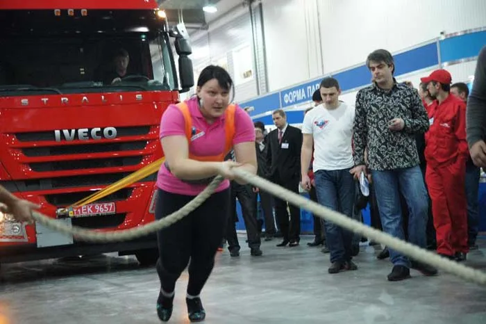 Среди интересных рекордов можно отметить, что она сумела протащить грузовик весом 14 тонн на расстояние 30 метров.