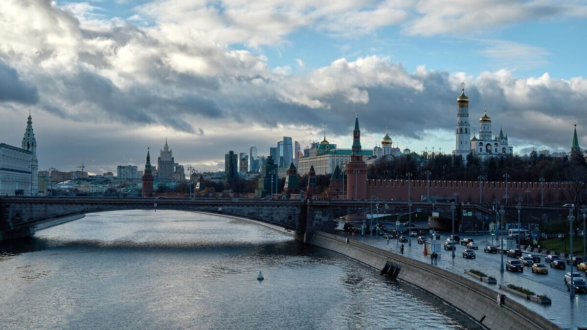    Москворецкая набережная и Большой Москворецкий мост в Москве© РИА Новости / Алексей Даничев