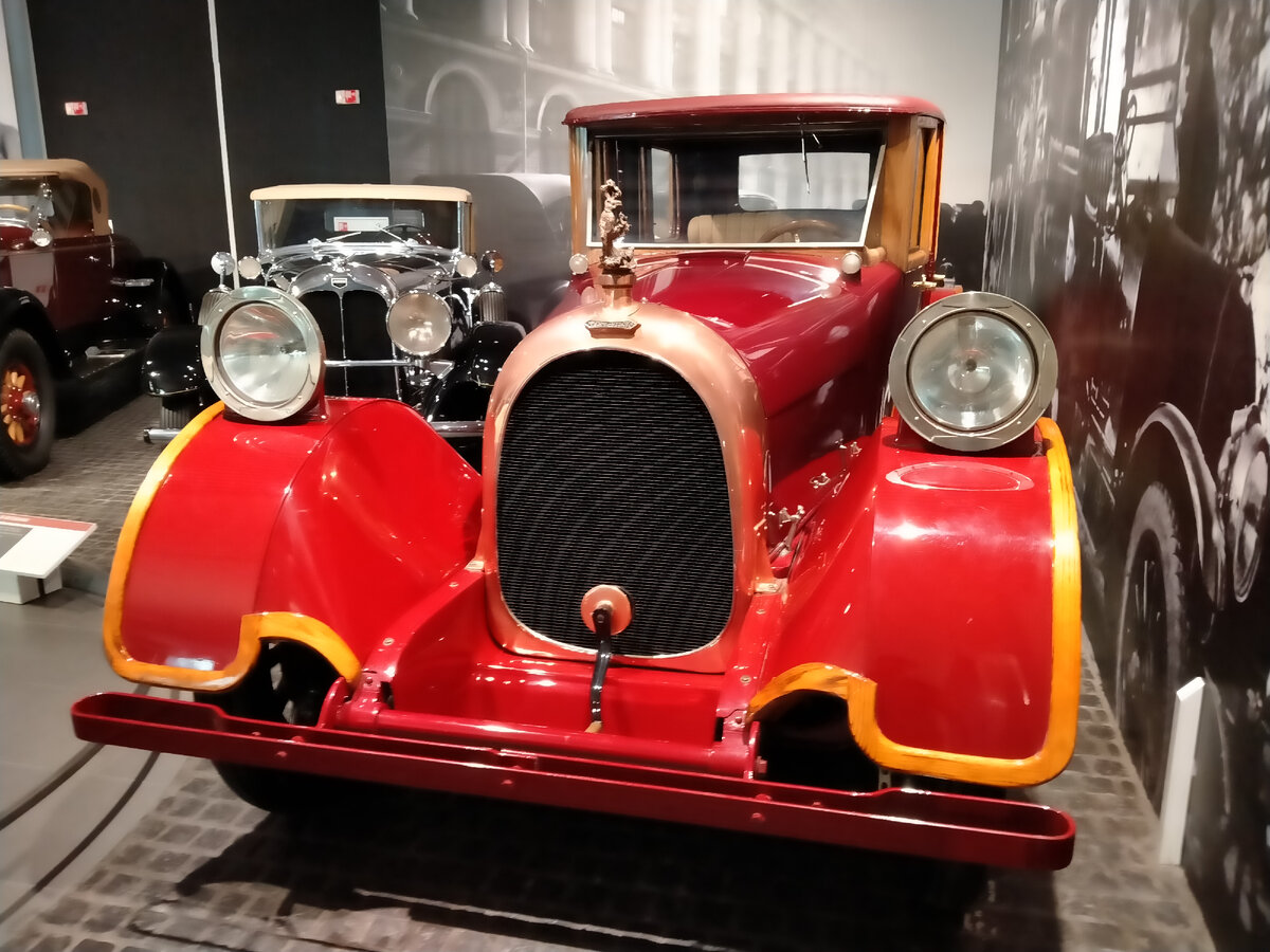 Таких Heine-Velox было произведено всего 5 штук. Вот попробуйте отличить по этим нескольким фотографиям, где оригиналы, а где реплики? Кстати, это оригинал. Один из пяти. 