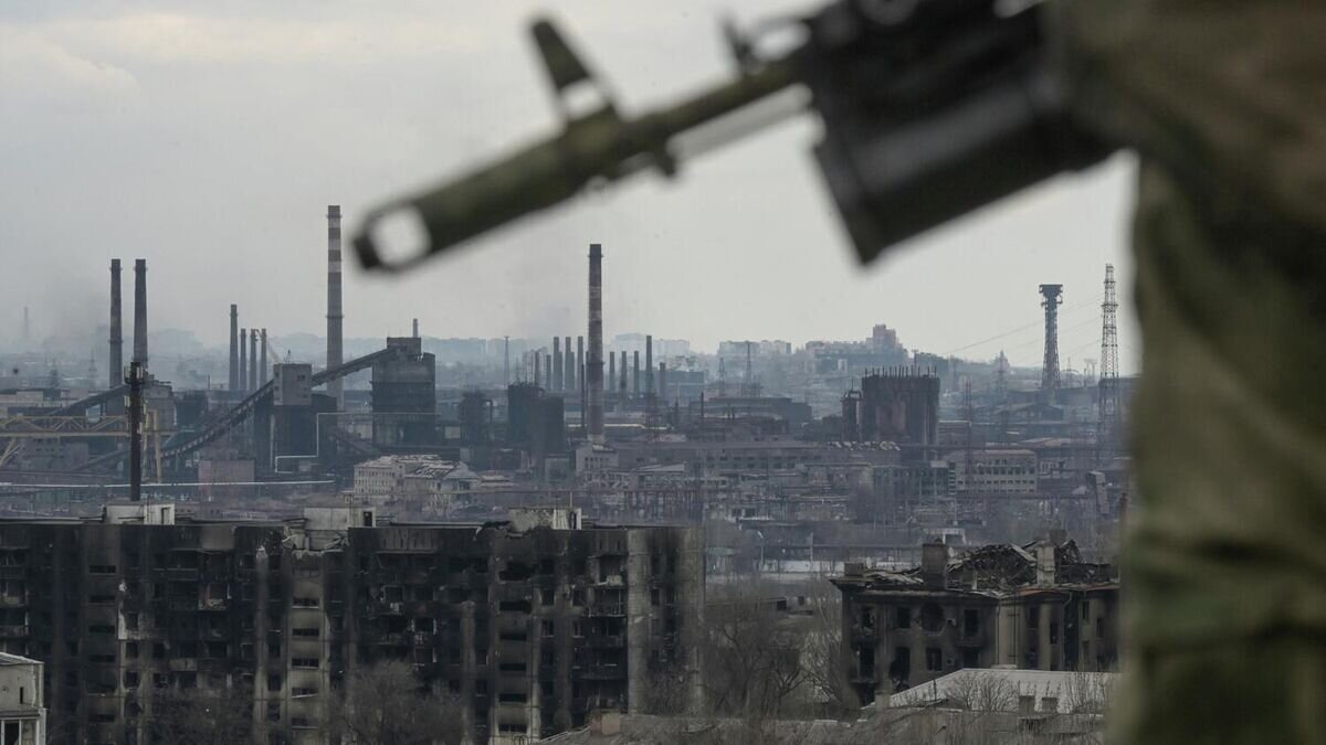    Боец специального отряда быстрого реагирования (СОБР) "Ахмат" на крыше здания в Мариуполе© РИА Новости / Илья Питалев