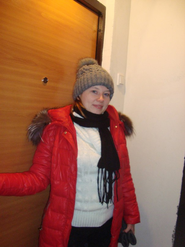 Это я в новой квартире, там пока только голые стены и красивая дверь)