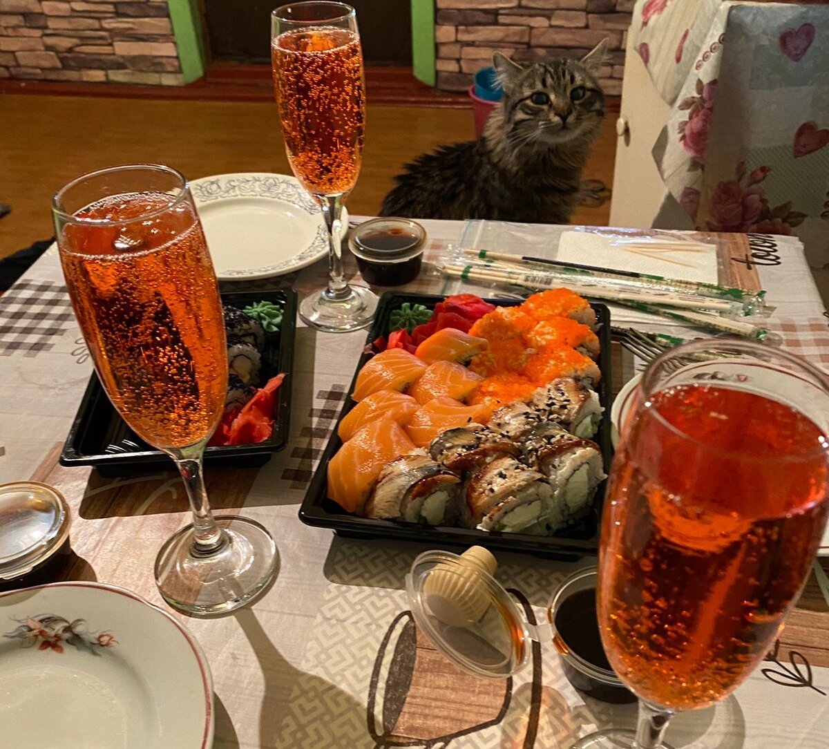 Роллами нас, мам, дети угостили 😊 А Тихону интересно, чё там у нас вкусненького!