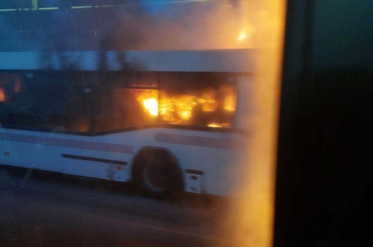    В Красноярске загорелся автобус рядом с медицинским университетом