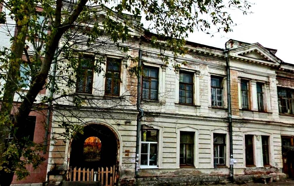 На втором этаже оконные проёмы оформлены нишами с пилястрами по бокам и филёнчатыми ширинками