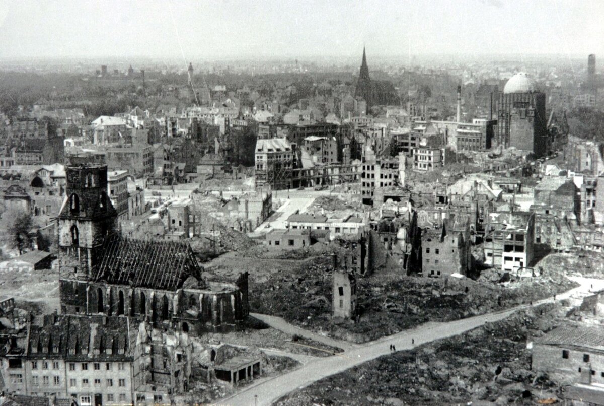 Гамбург после бомбежки в 1943 году