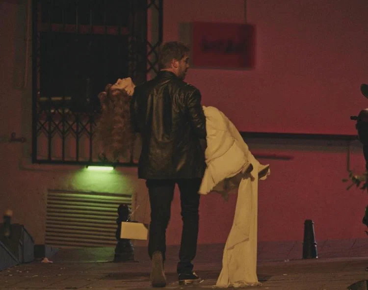 кадр из сериала "Крупье"