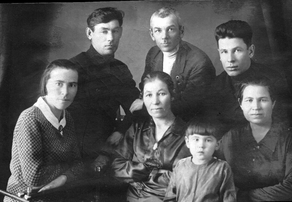 Александр Калашников в кругу семьи (на фото он справа)