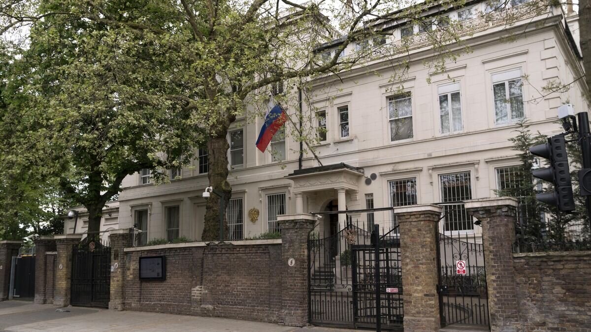    Главное здание посольства России в Великобритании на Kensington Palace Gardens в Лондоне© РИА Новости / Алекс Макнотон