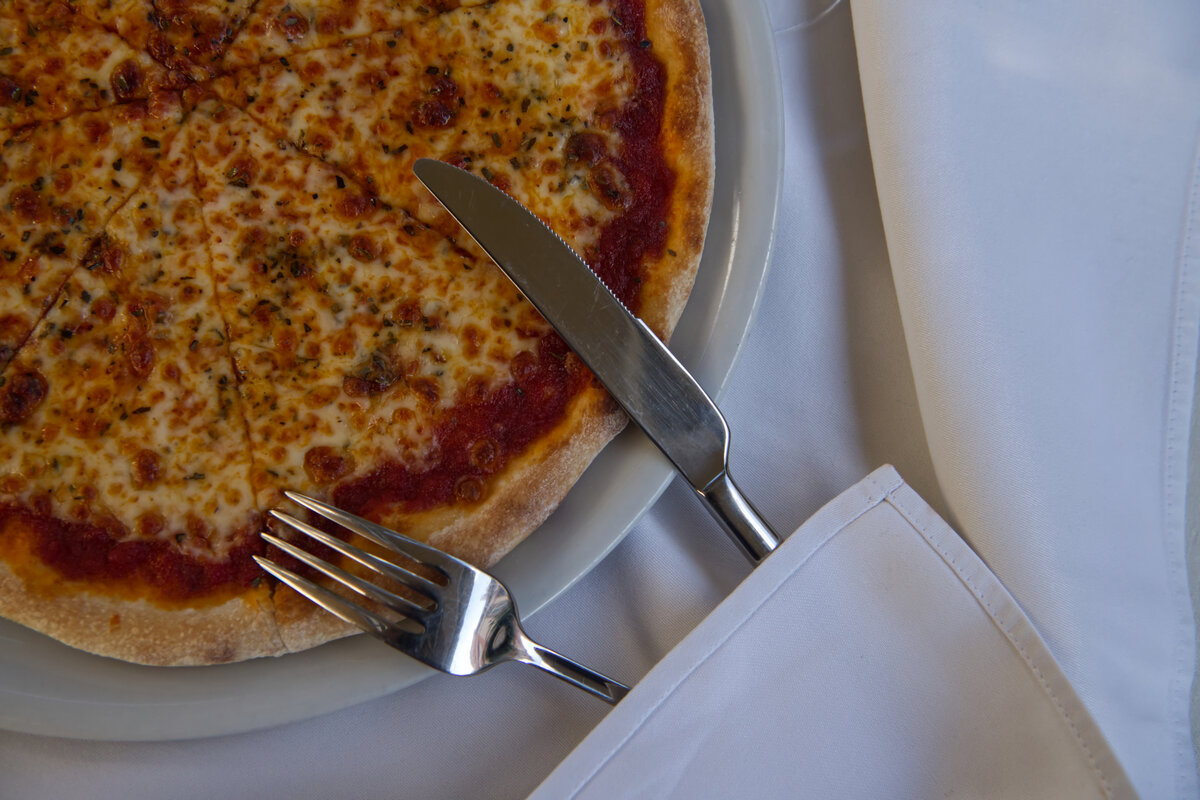  Помощником для этой композиции стал ветер, который дул достаточно сильно, чтобы сдвинуть салфетку.