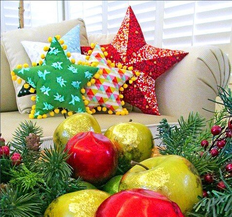 Необыкновенно вписываются в декор три дизайнерских подушки прекрасно сочетающиеся между собой