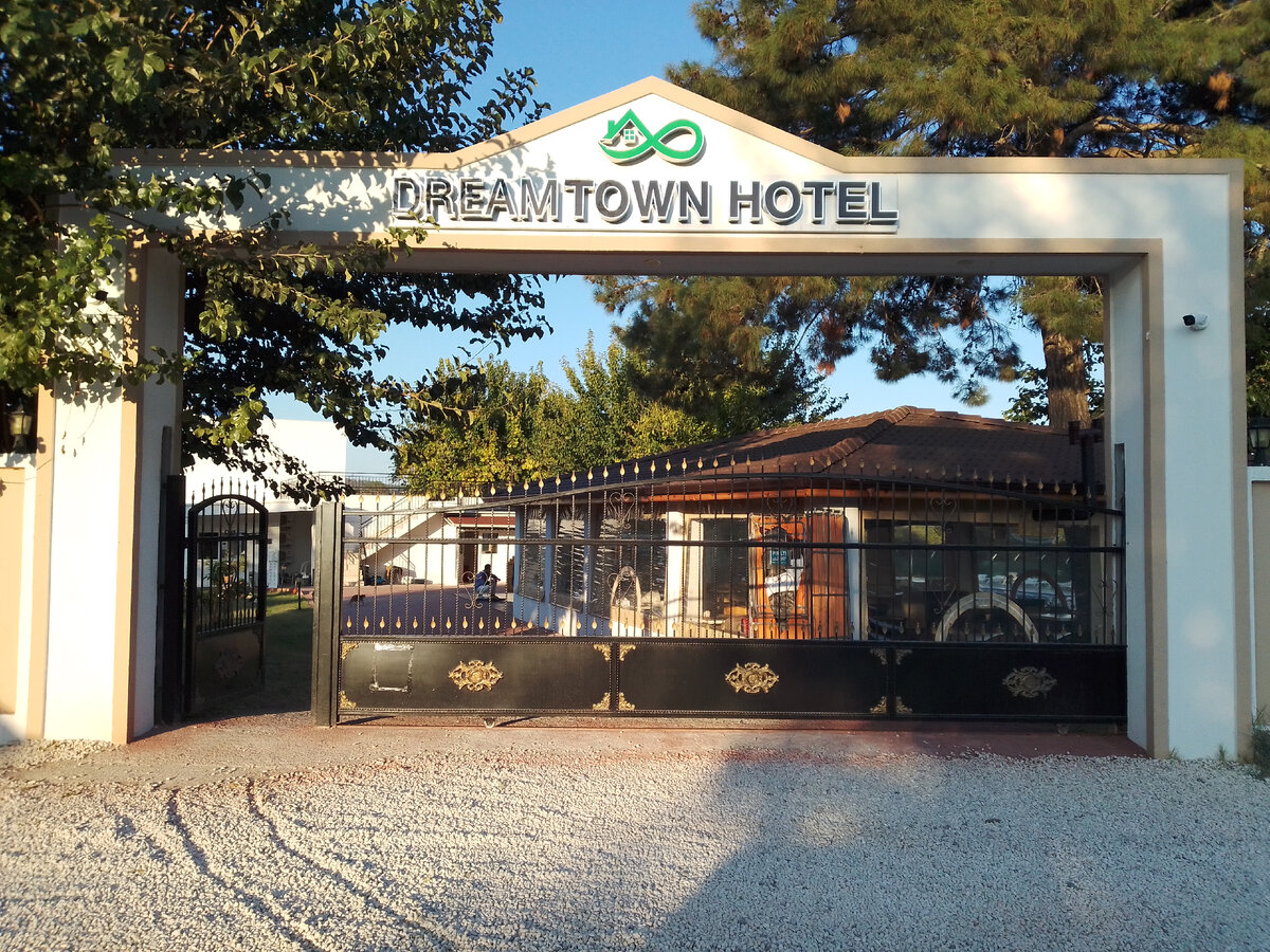 Вход на территорию отеля. Видны следы от детской коляски