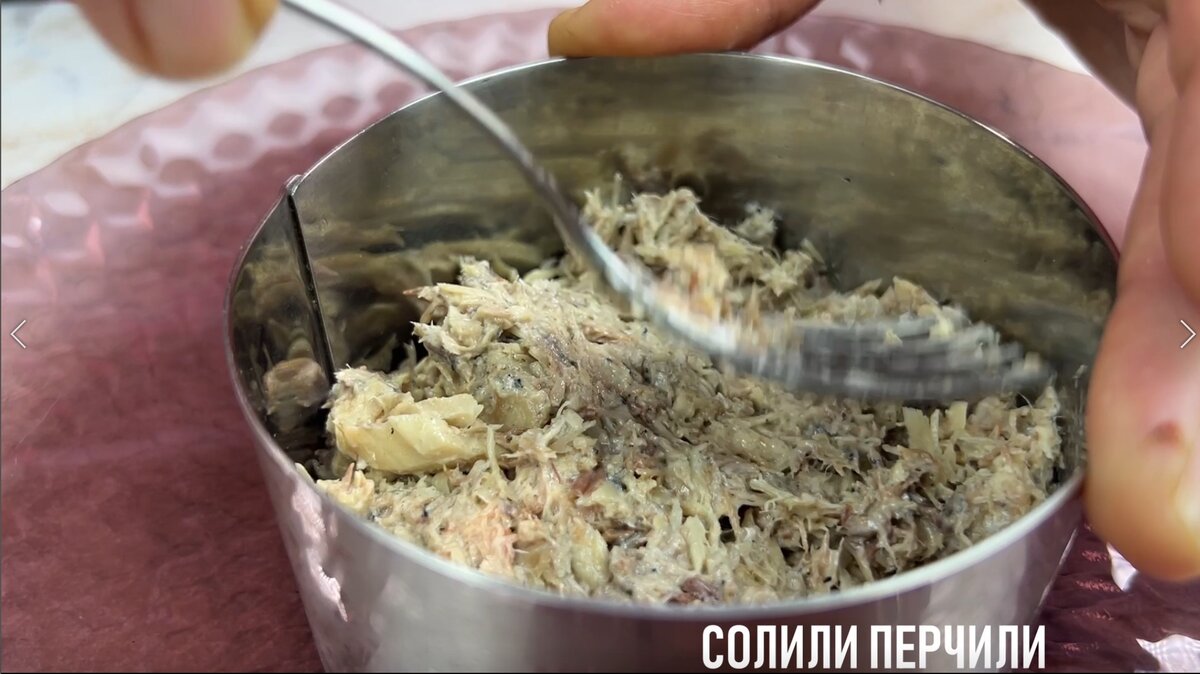 Салат с грибами и рыбной консервой