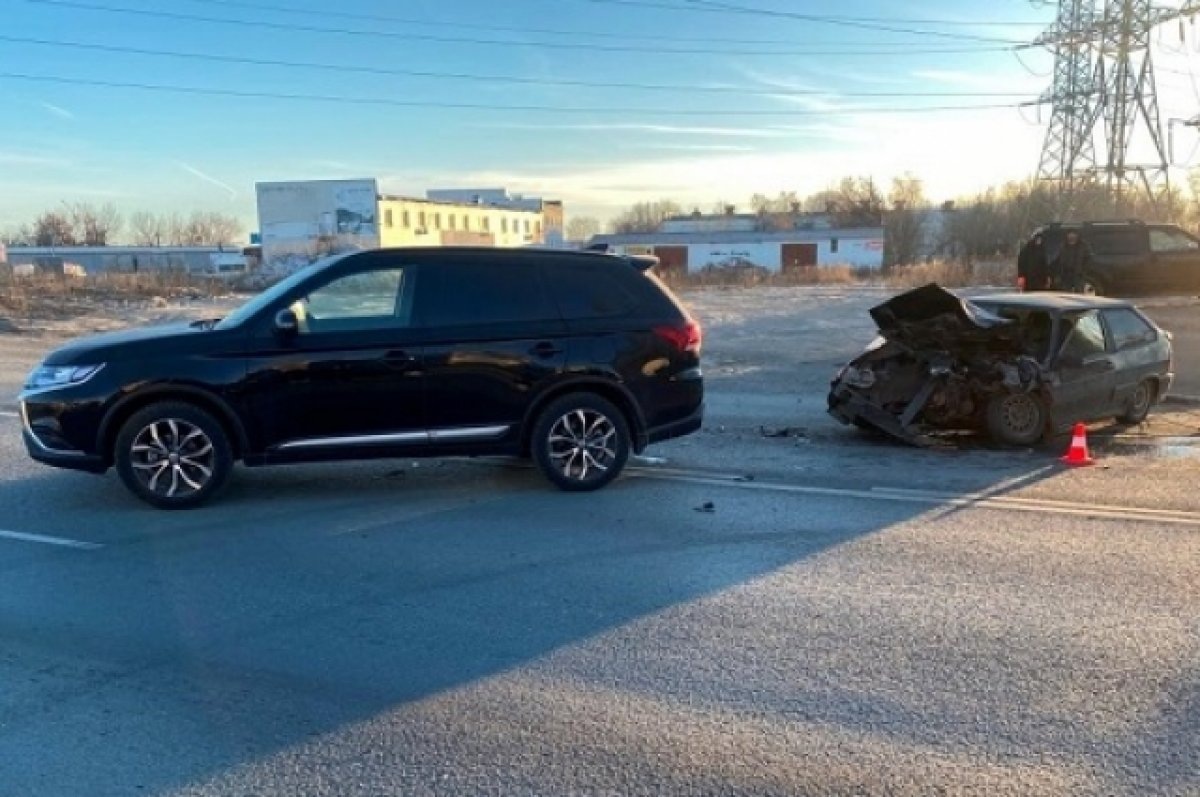    20-летний самарец на ВАЗ 211340 врезался в кроссовер Mitsubishi Outlander