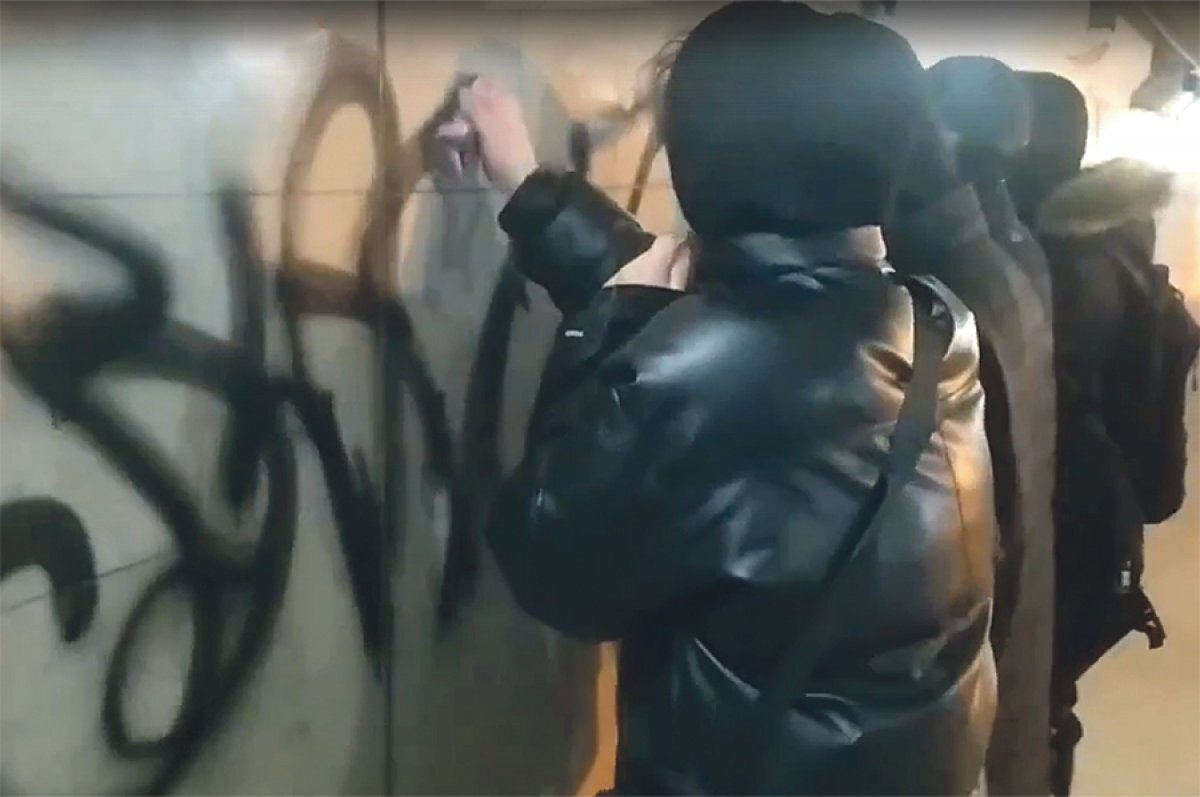    Отмывать стены юным «художникам» явно не очень нравится.