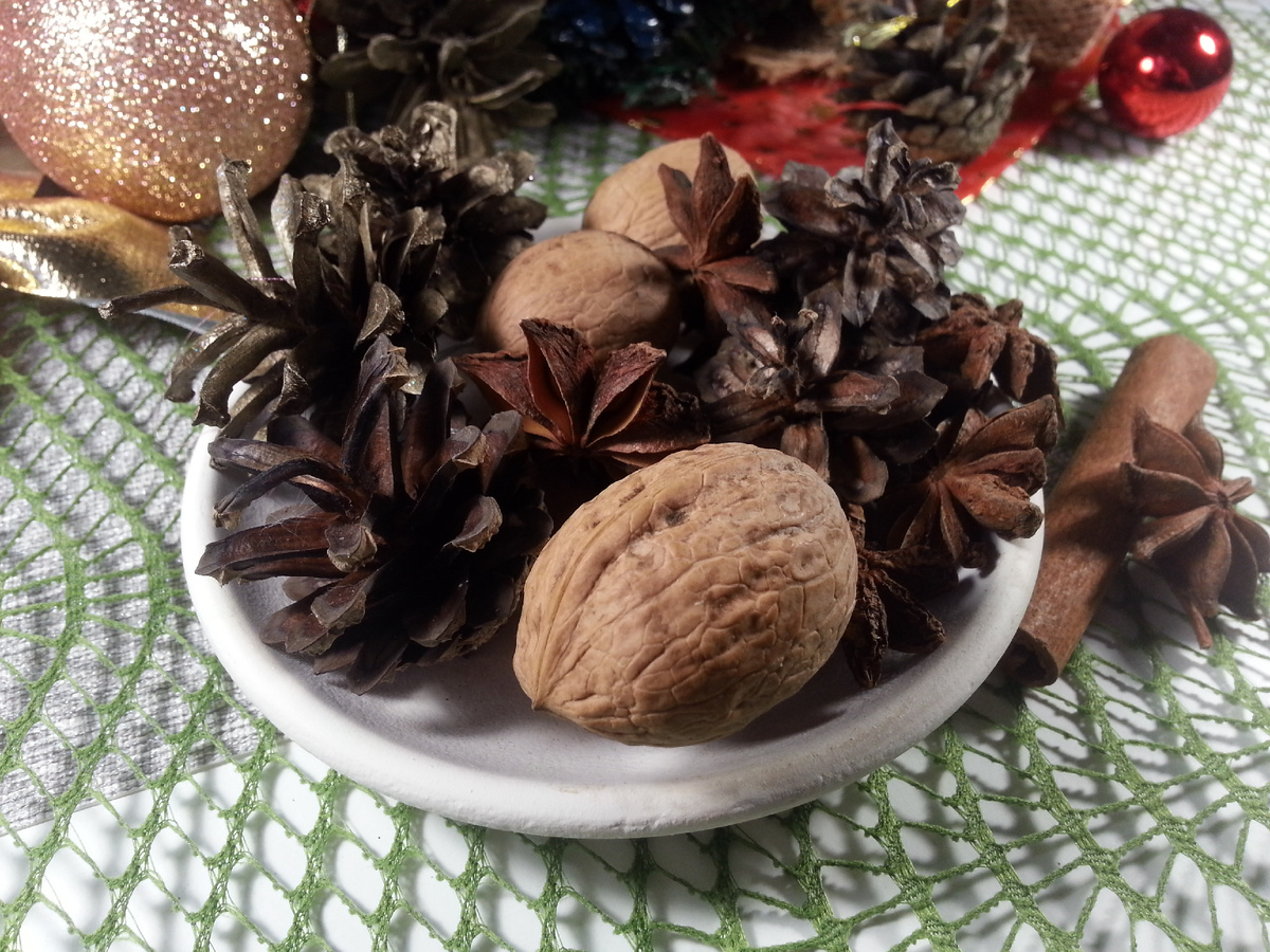 Шишки и орехи отлично сочетаются с яркими пряностями