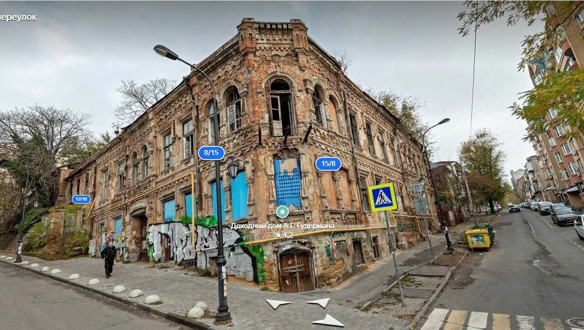     В Ростове-на-Дону в переулке Соборном, 8 загорелся доходный дом картонно-коробочного магната Аарона Гудермана, об этом сообщили в пресс-службе УМЧС по Ростовской области.