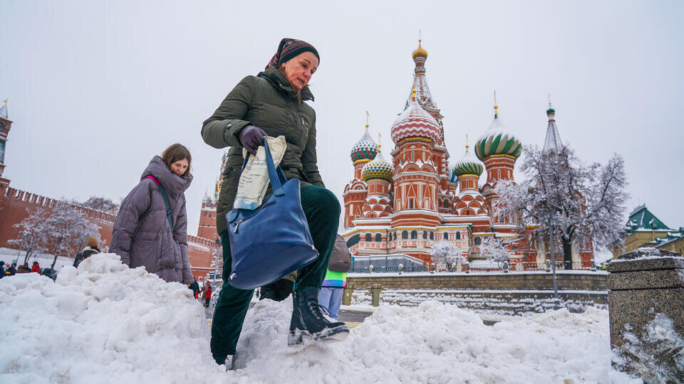     В Москве выросли рекордные февральские сугробы Известия/Павел Волков