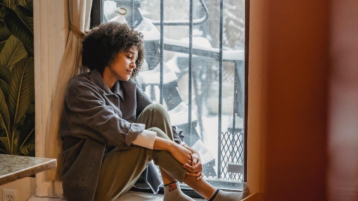    Девушка сидит у окна:pexels.com