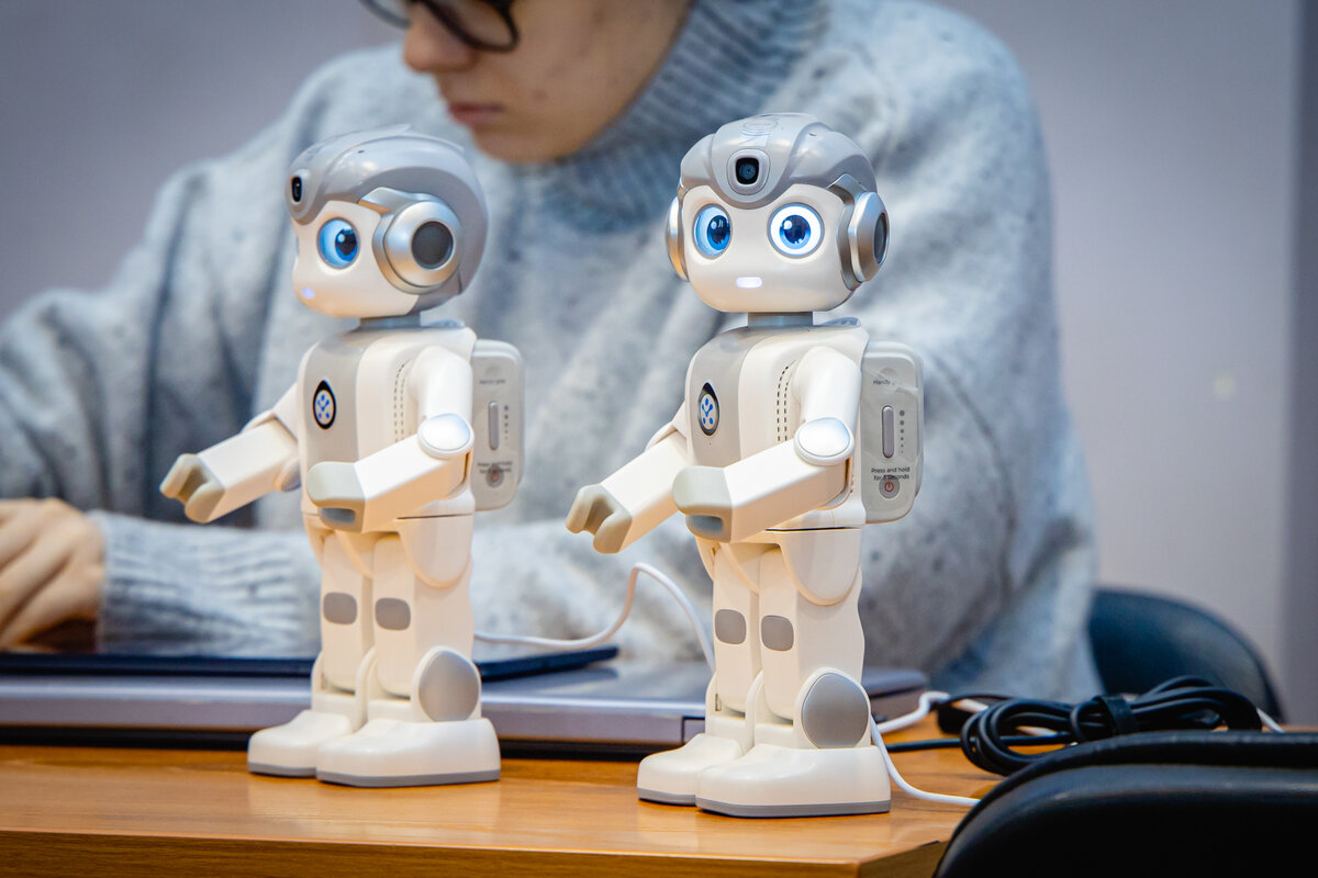 Умные роботы Alpha Mini