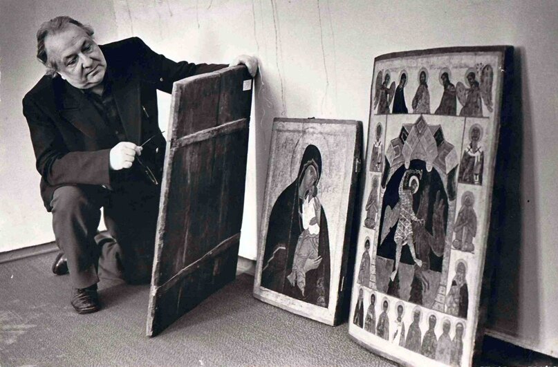 Коллекционер Н. А. Воробьев на монтаже выставки икон из частных собраний в 1974 году.