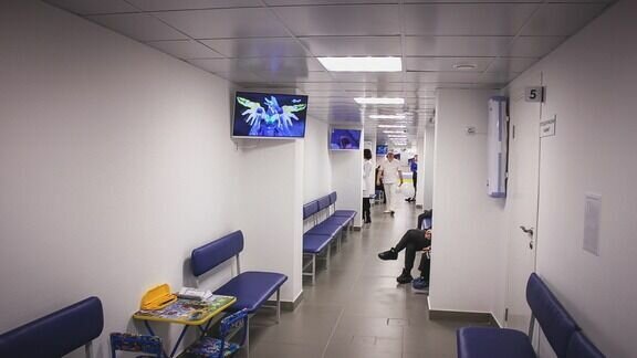     На Avito разместили объявление, что в стоматологию нужен хирург-имплантолог. Специалисту обещают регулярно платить крупную сумму.