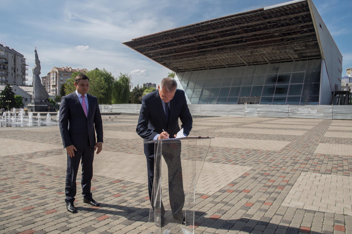 Добро пожаловать в реальность. Чиновники (на заднем плане бывший мэр Краснодара Евгений Первышов) подписывают великие планы реконструкции. Угадайте, изменилась ли Аврора? Фото ki-news.ru