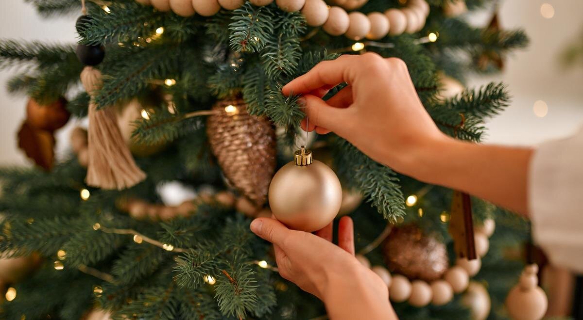    Новогодние елки – это всегда праздничное настроение и немного волшебства.  Чтобы персонализировать это чудо, мы каждый год украшаем елки игрушками и гирляндами.
