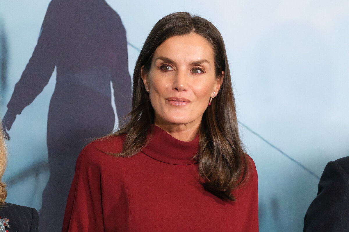     Как носить самый модный цвет года — учимся у королевы Летиции