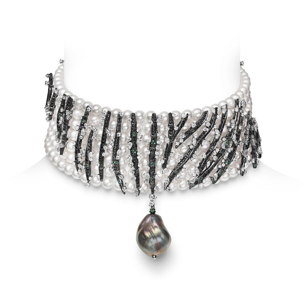 Ожерелье выполнено из белого золота, украшено черным культивированным жемчугом Южных морей, культивированным жемчугом Акойя, александритами, шпинелью и бриллиантами. 