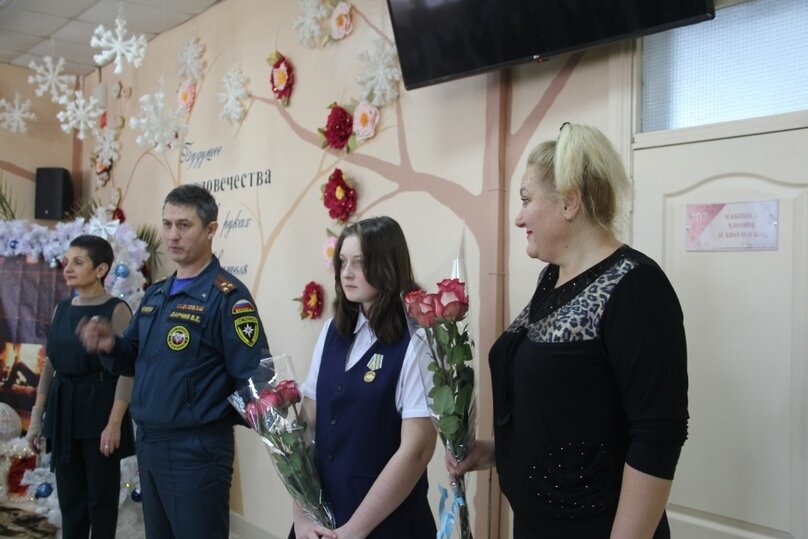     Награждение школьницы ФОТО: Пресс-служба ГУ МЧС России по Хабаровскому краю