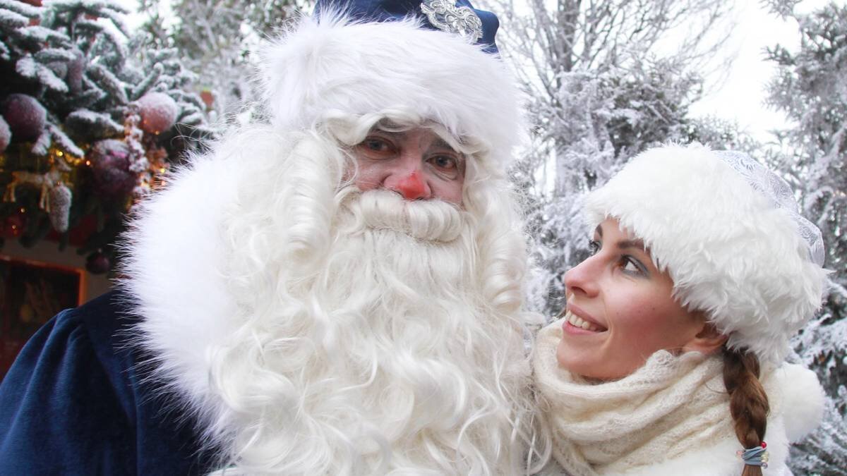    Дед Мороз и Снегурочка на одной из площадок фестиваля / Фото: Наталия Нечаева / Вечерняя Москва