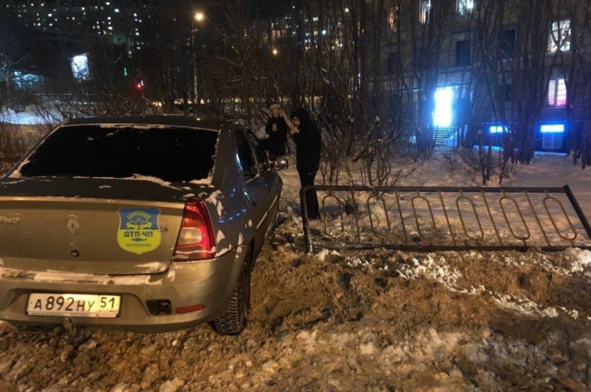    Водитель Renault Logan снёс забор в центре Мурманска