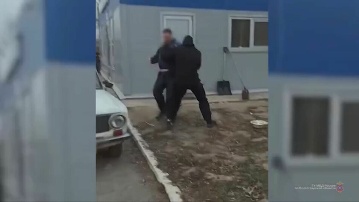     Волгоградские полицейские показали задержание 40-летнего таксиста, задушившего женщину. После убийства мужчина снял с волгоградки золотые украшения.